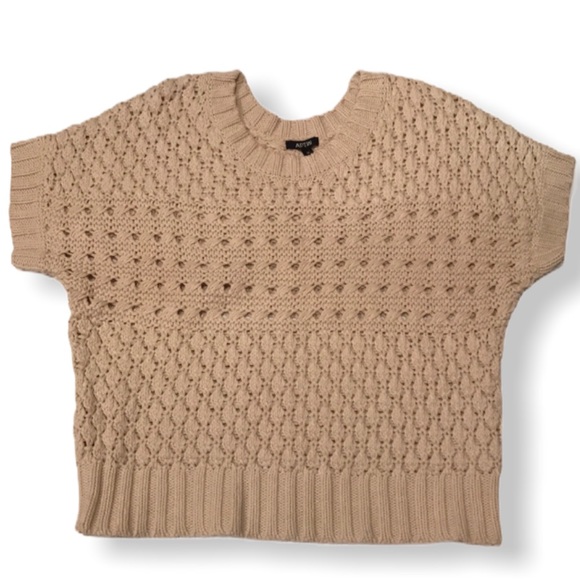 Apt. 9 Sweaters - Apt. 9 Crop crochet like sweater M